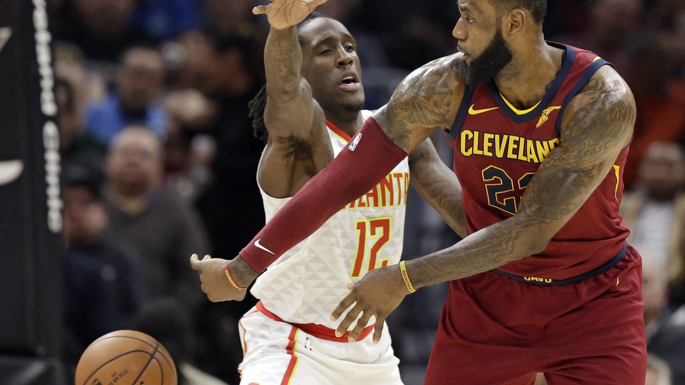LeBron James (vpravo).