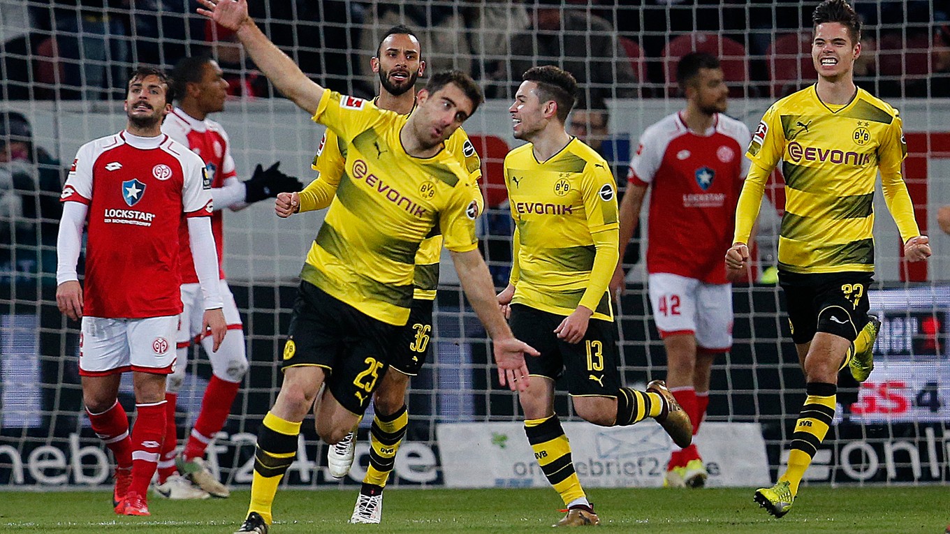 Futbalisti Dortmundu sa radujú po jednom z gólov.