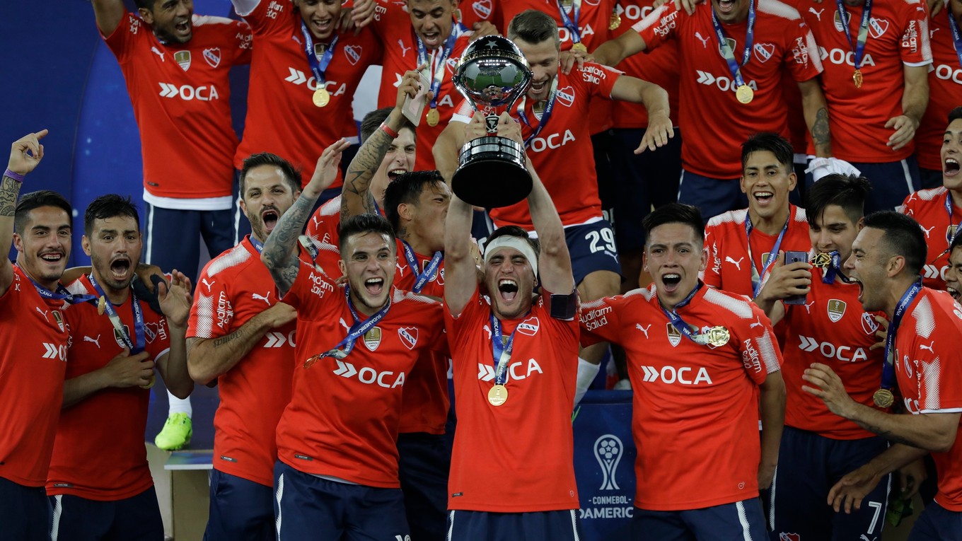 Hráči Independiente sa radujú zo zisku trofeje.