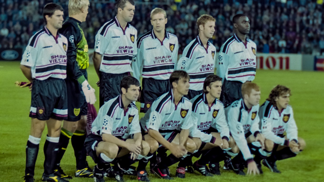 Mužstvo Manchester United v Košiciach - v dolnom rade v strede v tom čase 22-ročný David Beckham. 