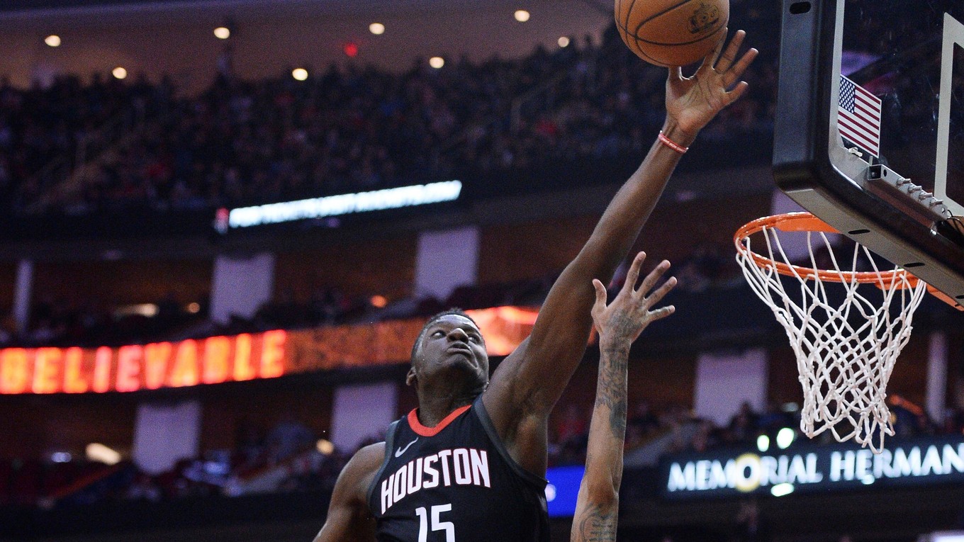 Clint Capela blokuje strelu Dejounteho Murraya zo San Antonia.