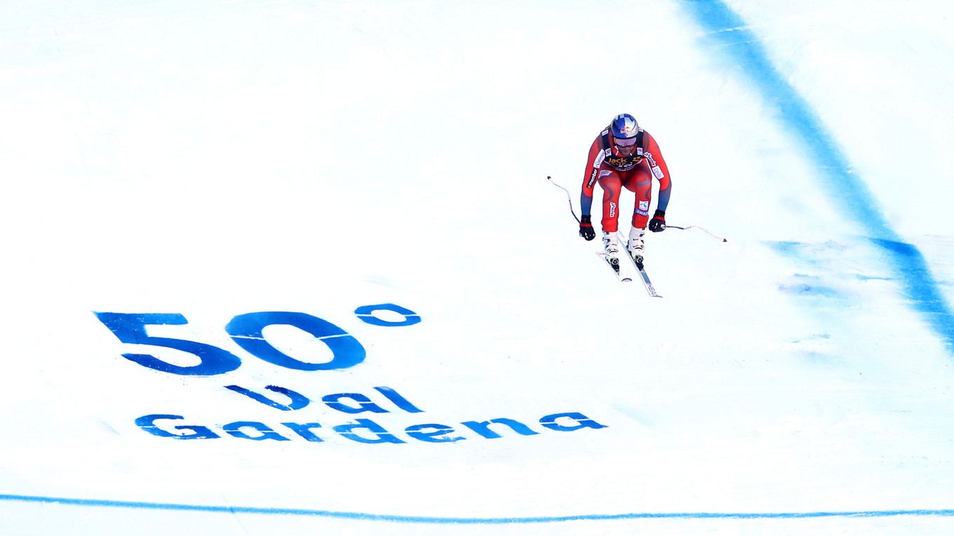 Aksel Lund Svindal zdoláva zjazdovku v talianskom stredisku Val Gardena.
