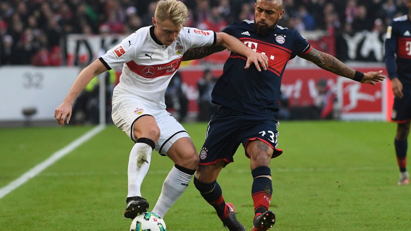 Andreas Beck zo Stuttgartu bojuje s Arturom Vidalom z Bayernu. 