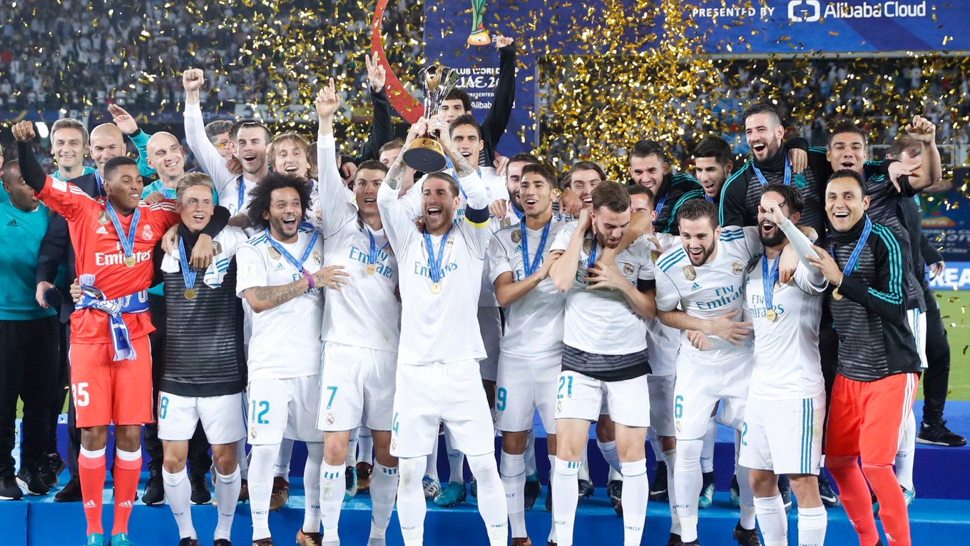 Hráči Realu Madrid oslavujú s trofejou pre víťaza MS klubov.