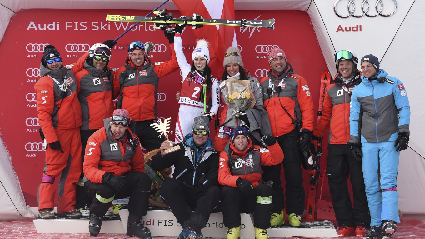 Rakúska lyžiarka Anna Veithová oslavovala svoj triumf s tímom.