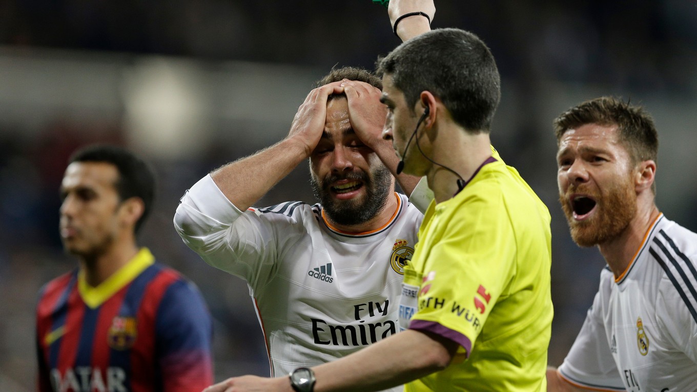 Na snímke z marca 2014 protestuje futbalista Realu Madrid Isco proti odpískaniu pokutového kopu v zápase proti FC Barcelona.