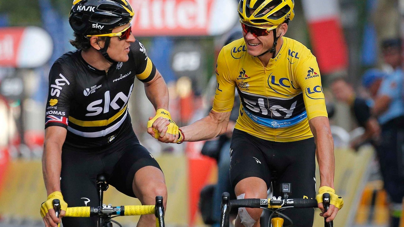 Geraint Thomas (vľavo) verí v nevinu svojho tímového kolegu Chrisa Frooma.