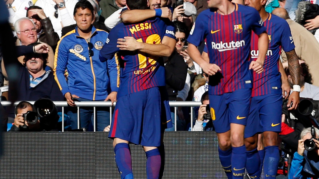 Gólová radosť hráčov Barcelony.