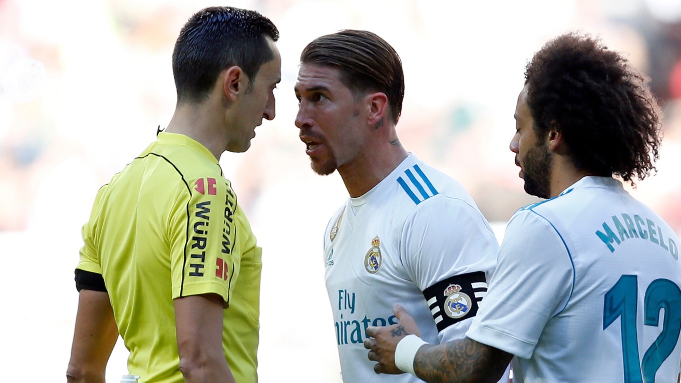 Sergio Ramos (uprostred) bol podobne, ako celý Real Madrid frustrovaný priebehom zápasu. Nevyberaným spôsobom udrel Luisa Suareza.