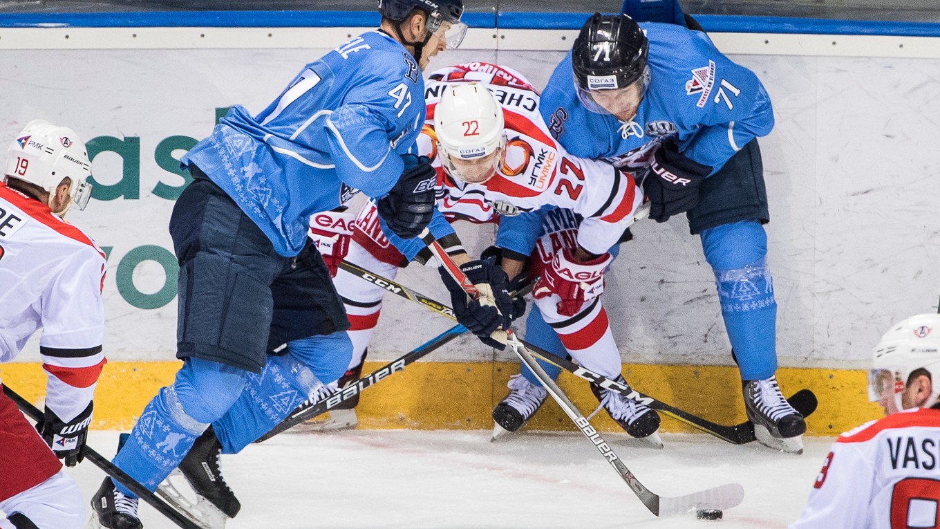 Hokejisti Slovana prehrávajú s Jekaterinburgom.