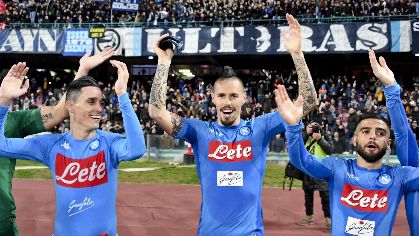 ráči SSC Neapol, zľava Jose Callejon, Marek Hamšík a Lorenzo Insigne sa tešia po zápase.