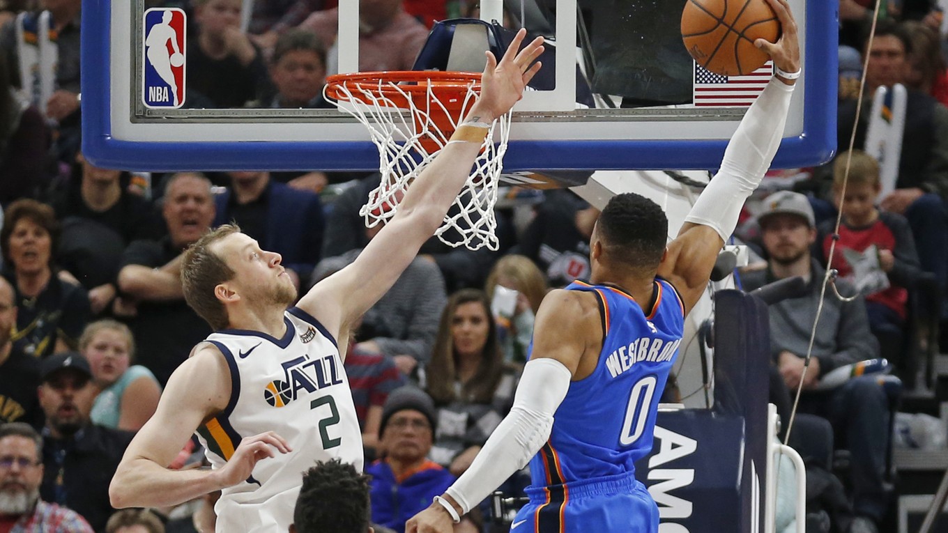 Russell Westbrook zakončuje.