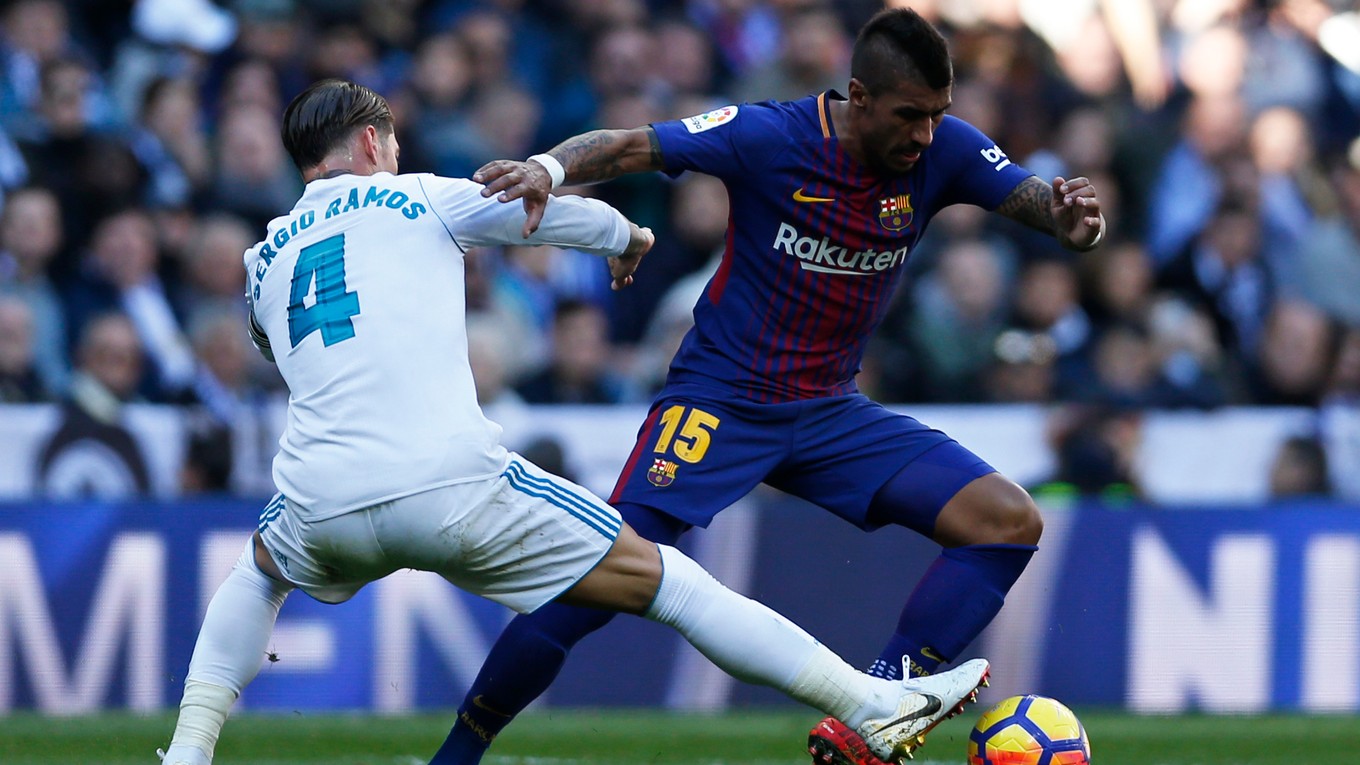 Paulinho (vpravo) počas zápasu Real Madrid - FC Barcelona.