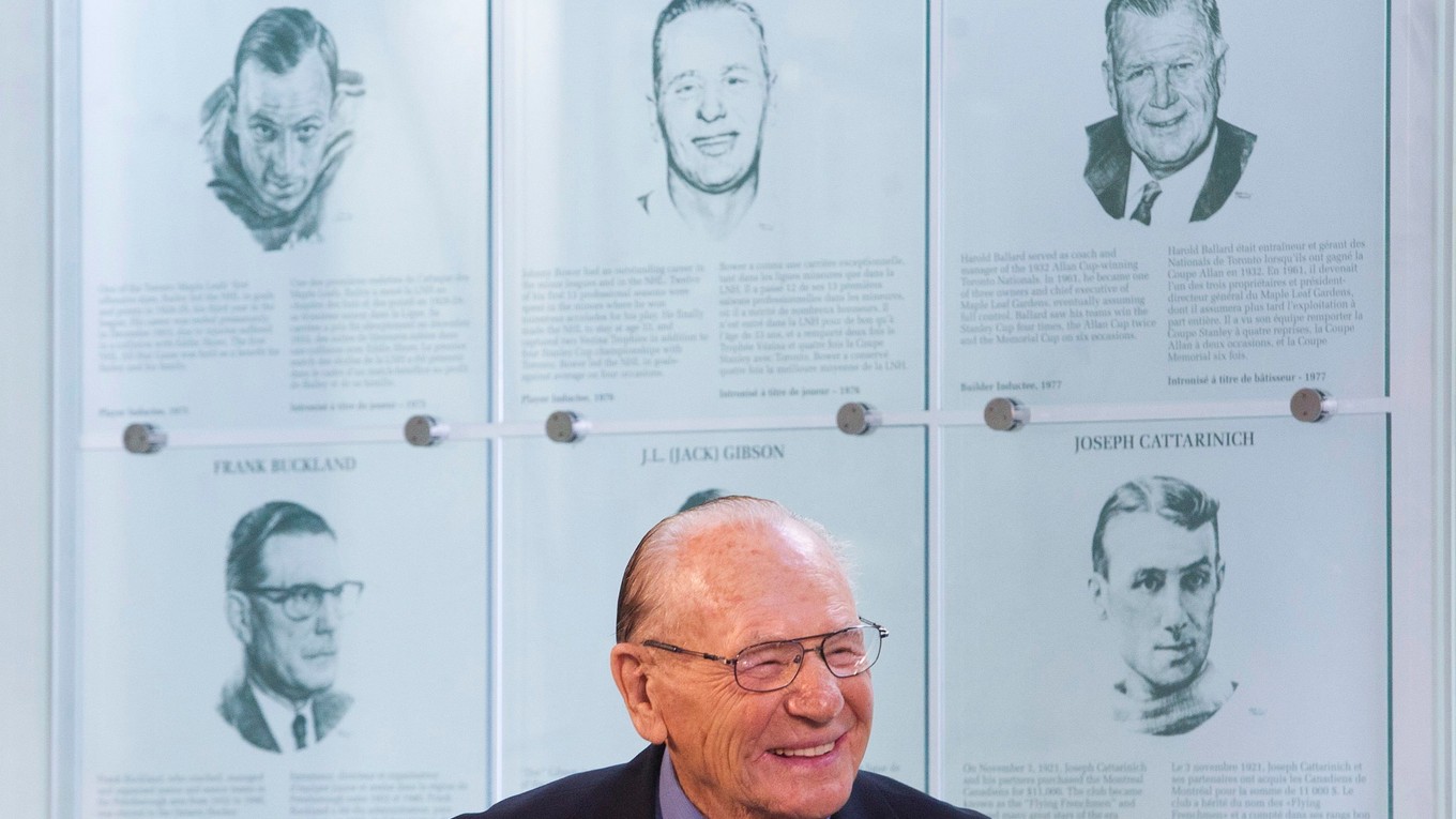 Bývalý hokejový brankár Toronta Maple Leafs Johnny Bower zomrel vo veku 93 rokov.