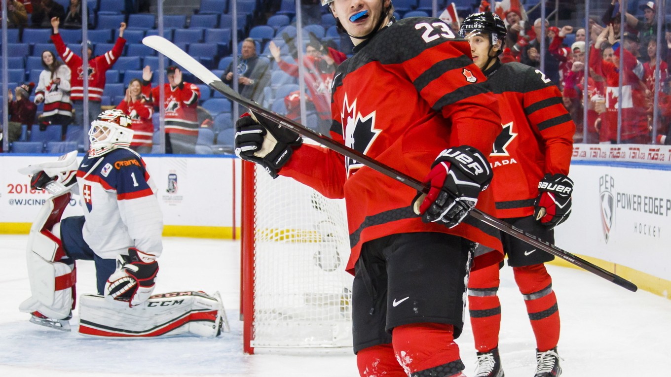 Kanadský hokejista Sam Steel sa raduje zo svojho gólu.