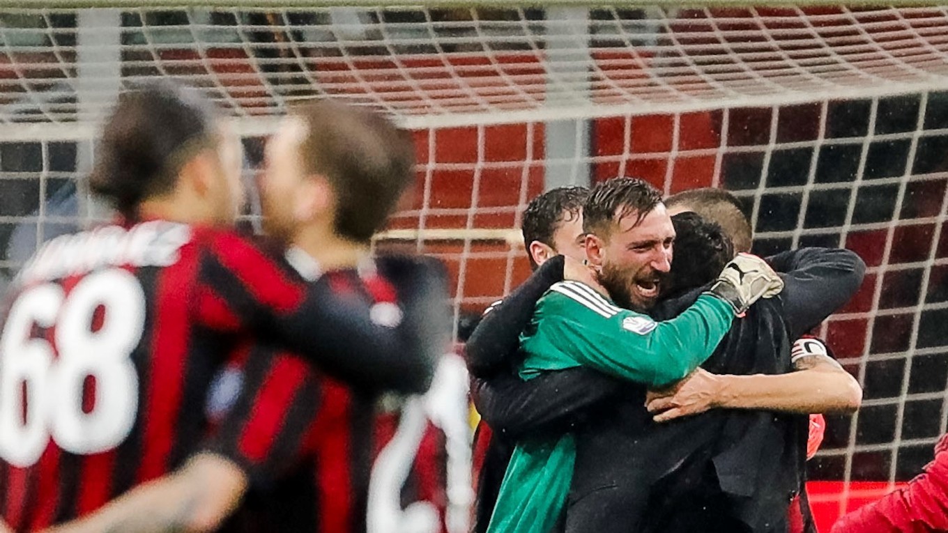 Antonio Donnarumma sa objíma so spoluhráčmi po postupe cez Inter v súťaži Coppa Italia.