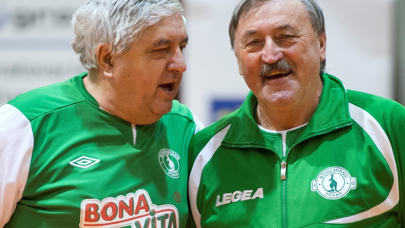 Karol Dobiáš (vľavo) a Antonín Panenka (Bohemians) počas III. ročníka medzinárodného halového turnaja internacionálov Kmeťo band gold.