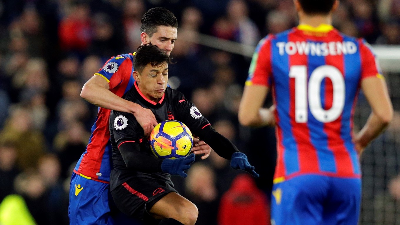 Útočník Arsenalu Alexis Sanchez v obkľúčení hráčov Crystal Palace.