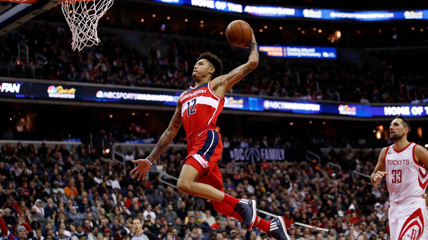 Washington predĺžil negatívnu Houstonu. Na fotografii dáva efektný smeč útočník Washingtonu Kelly Oubre Jr.