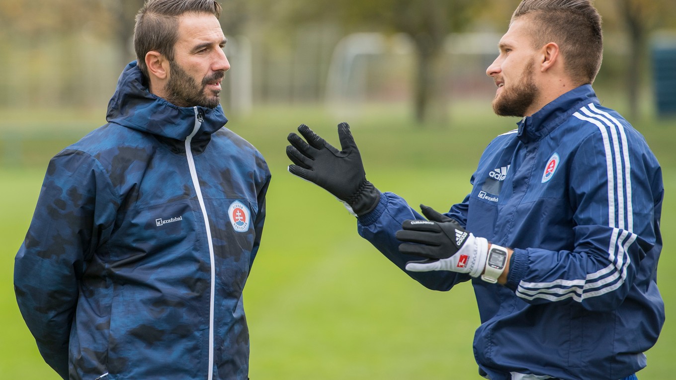 Erik Čikoš (vpravo) pod novým trénerom Slovana nemá miesto v základnej zostave isté.