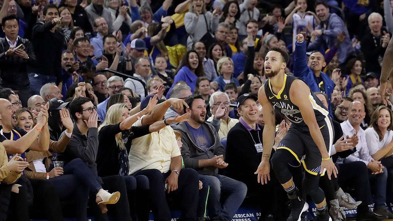 Návrat vo veľkom štýle predviedol americký basketbalista Stephen Curry.