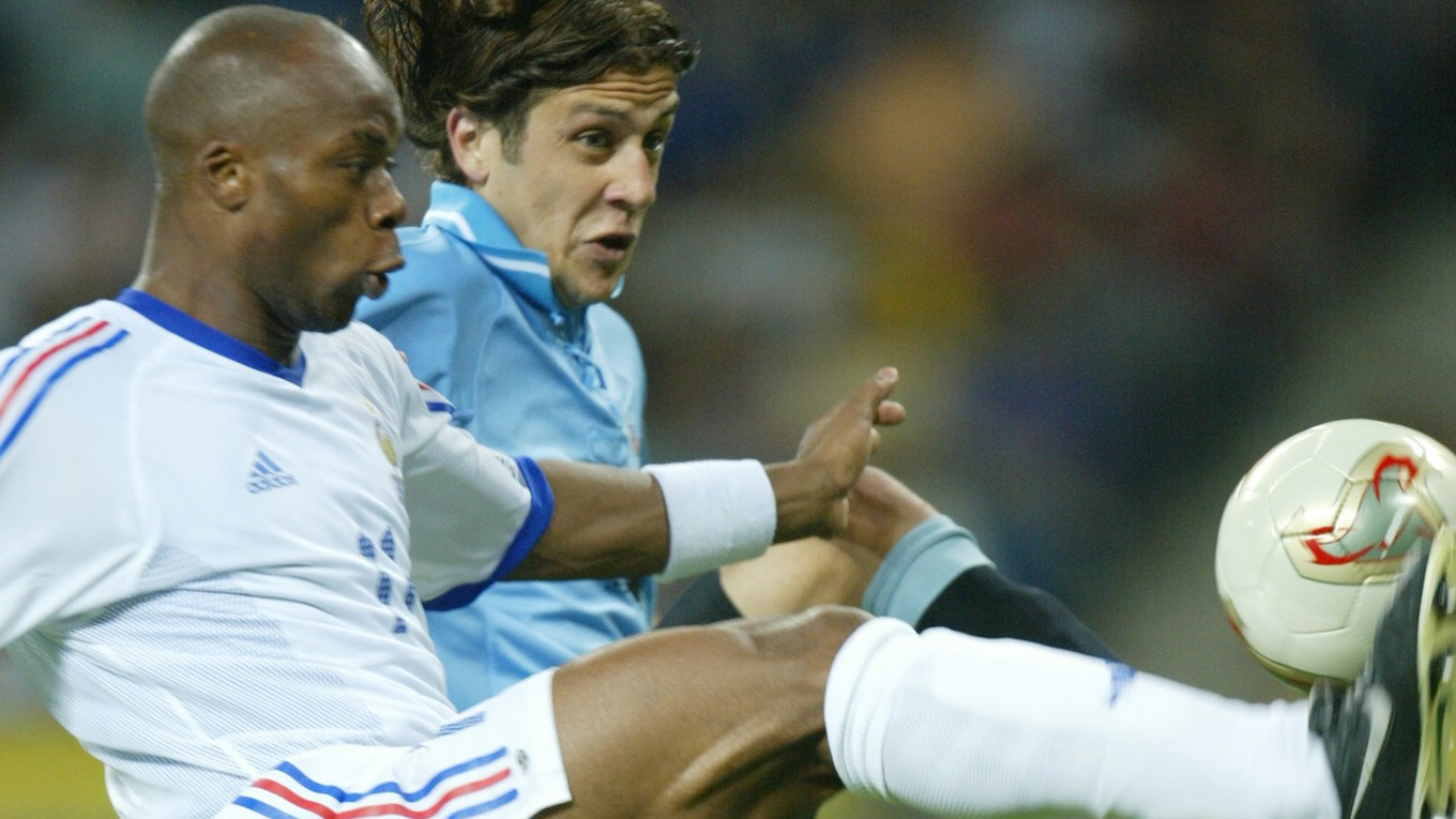 Sebastián Abreu (vpravo) v drese uruguajskej reprezentácie.