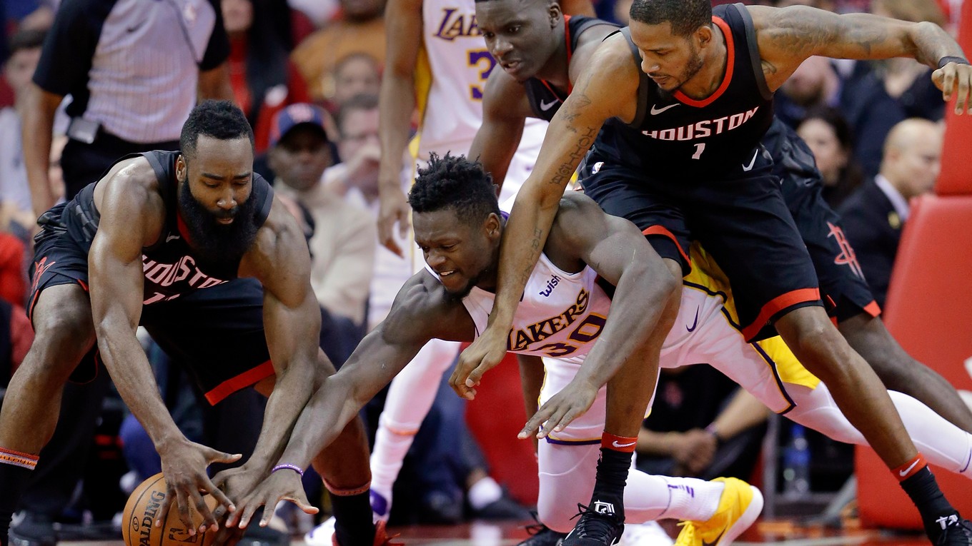 James Harden (vľavo) a Julius Randle v drese Lakers bojujú o loptu.