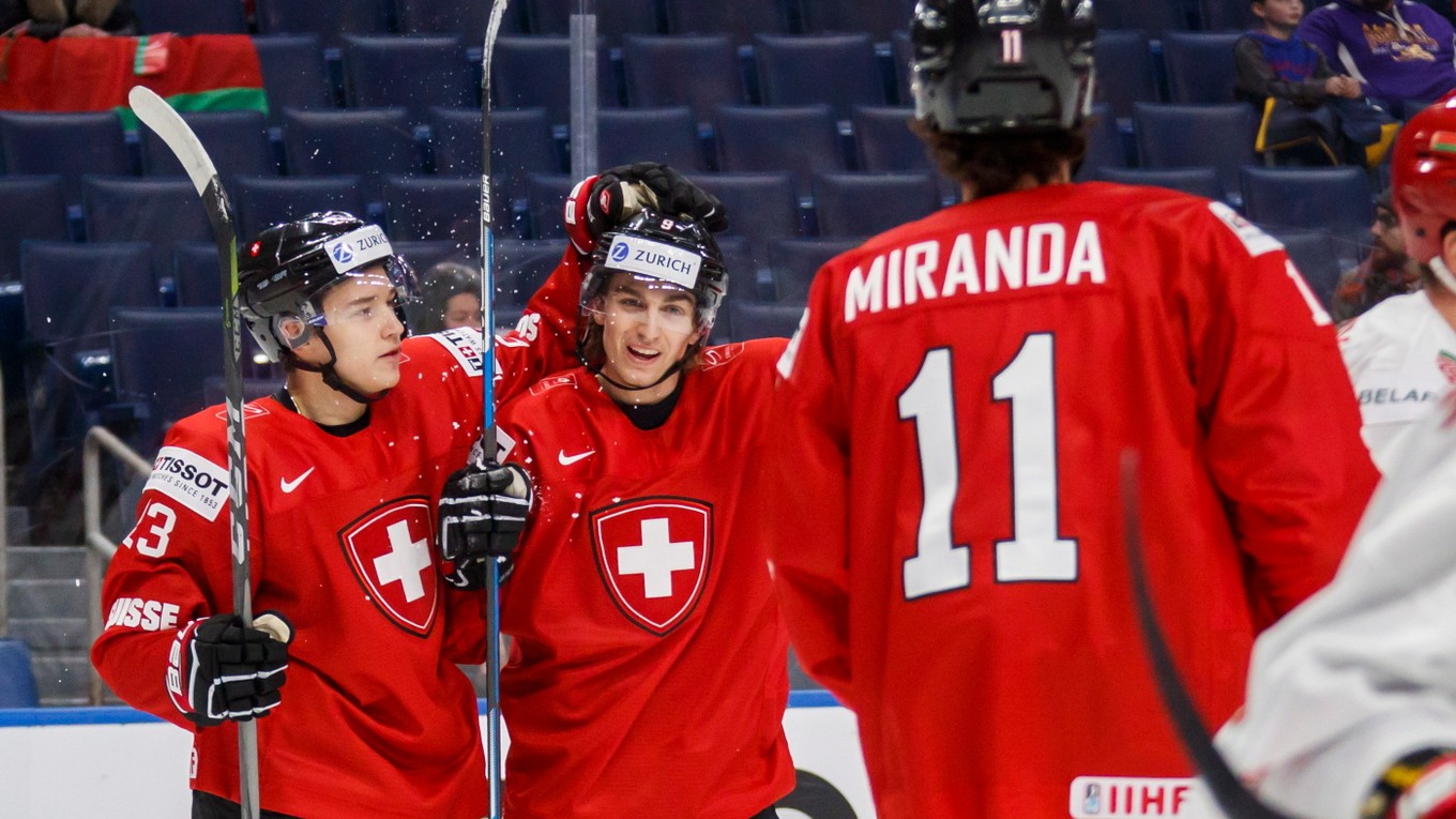 Švajčiarski reprezentanti  Nicolas Muller (v strede), Philipp Kurashev, and Marco Miranda oslavujú gól v zápase proti Bielorusku.