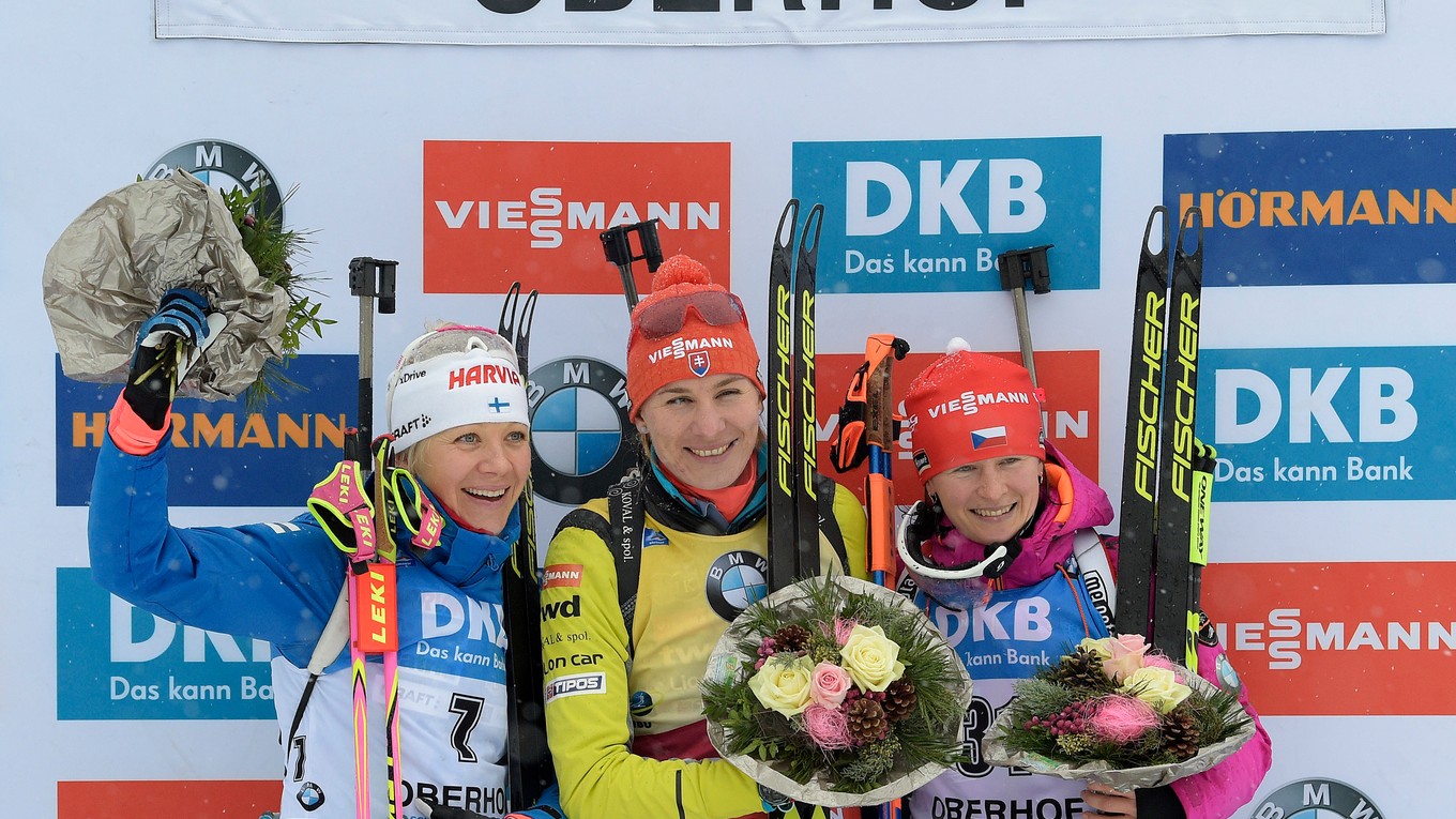 Slovenská biatlonistka Anastasia Kuzminová (v strede) triumfovala v Oberhofe.