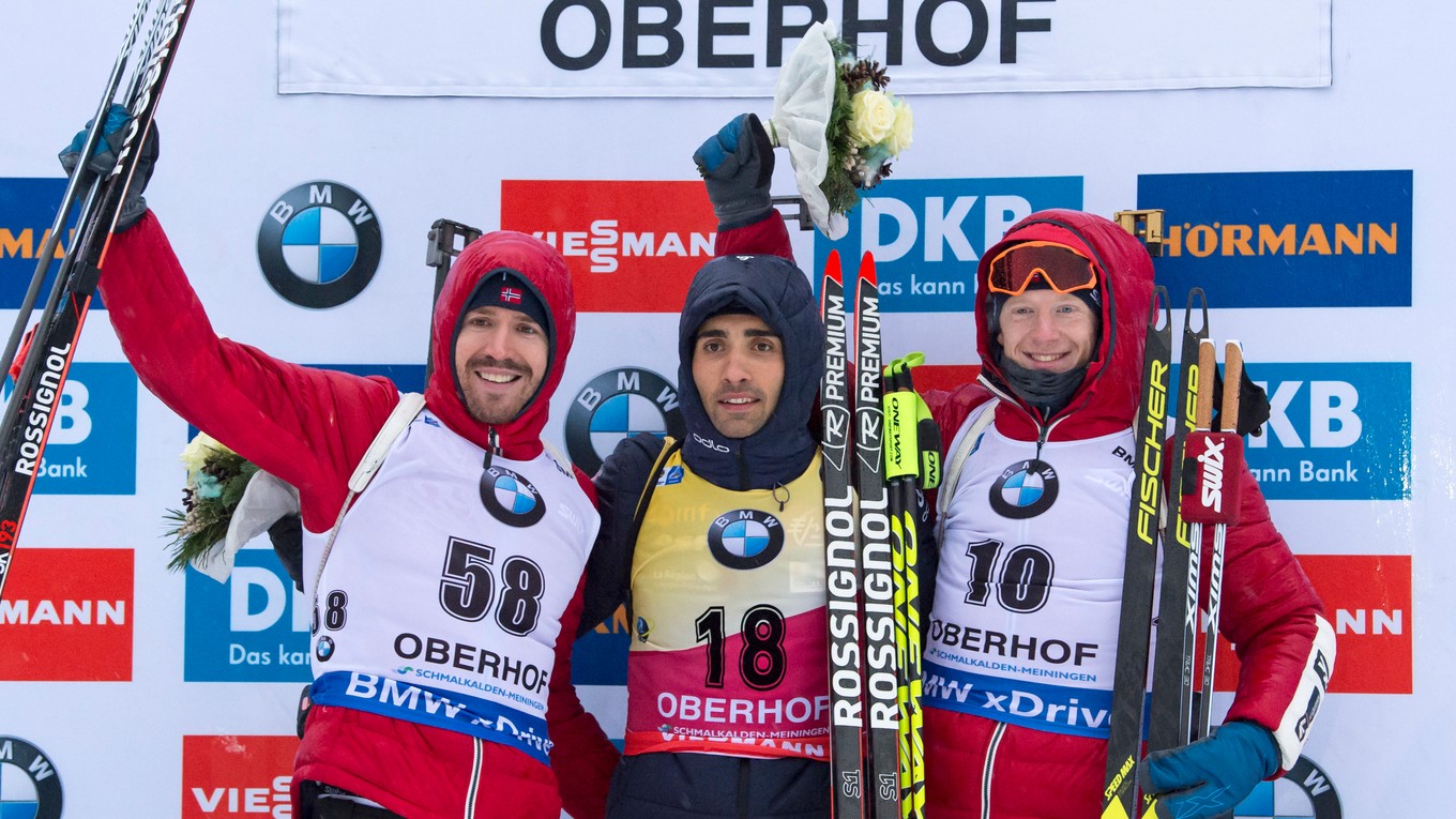 Stupne víťazov - v strede Martin Fourcade.