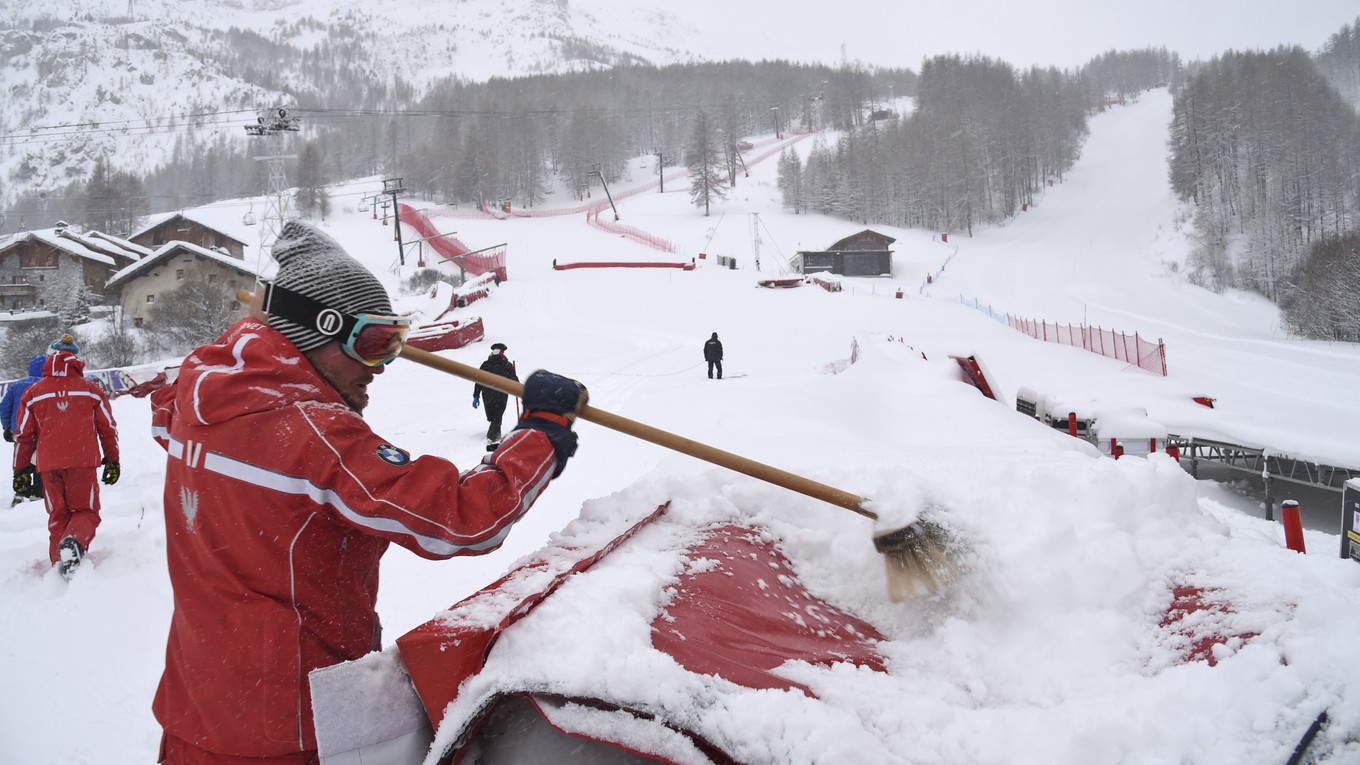 Problémy so snehom sú aj vo Val d'Isere.