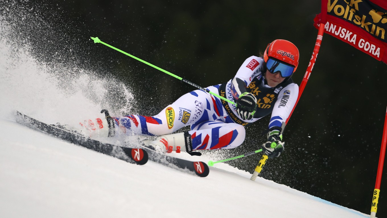Petra Vlhová bojuje na trati prvého kola obrovského slalomu v Kranjskej Gore.