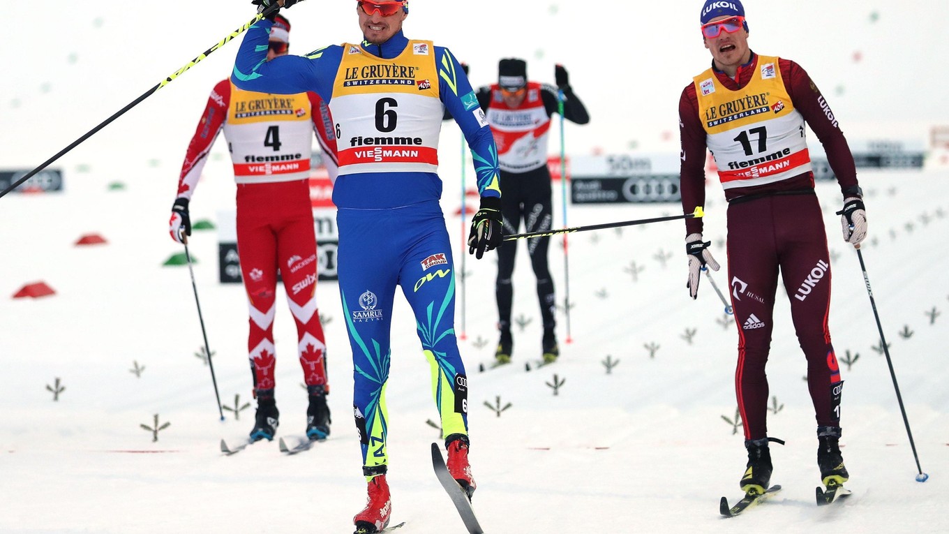 V sobotu sa vo Val Di Fiemme po veľkej dráme tešil Kazach Alexej Poltoranin (v strede).