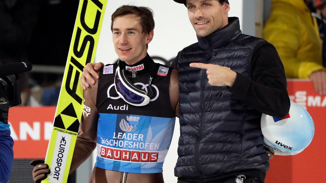 Kamil Stoch pózuje so Svenom Hannawaldom, ktorý pred ním ako jediný vyhral všetky štyri preteky Turné.
