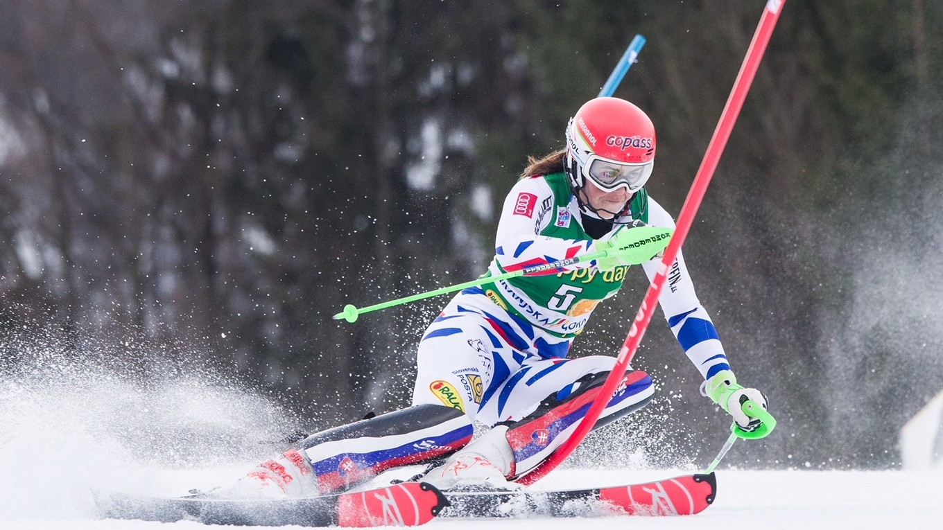 Petra Vlhová bojuje na trati prvého kola slalomu v Kranjskej Gore.