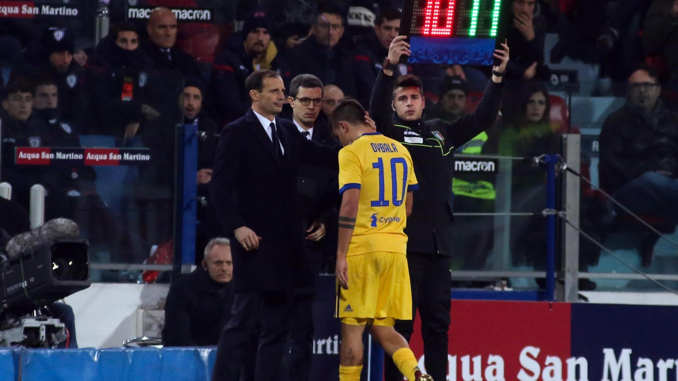 Zranený Paulo Dybala opúšťa ihrisko počas zápasu na pôde Cagliari.