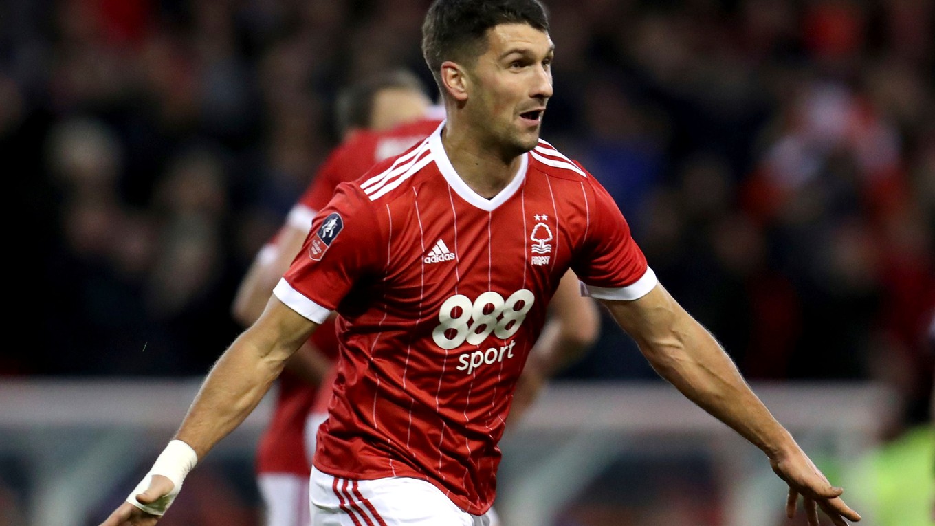 Eric Lichaj dal dva góly Arsenalu Londýn.