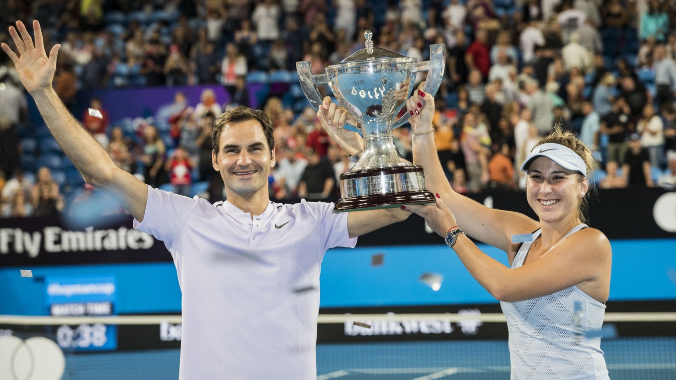 Na snímke švajčiarsky tenista Roger Federer a Belinda Bencicová s víťaznou trofejou po výhre vo finále Hopmanovho pohára.