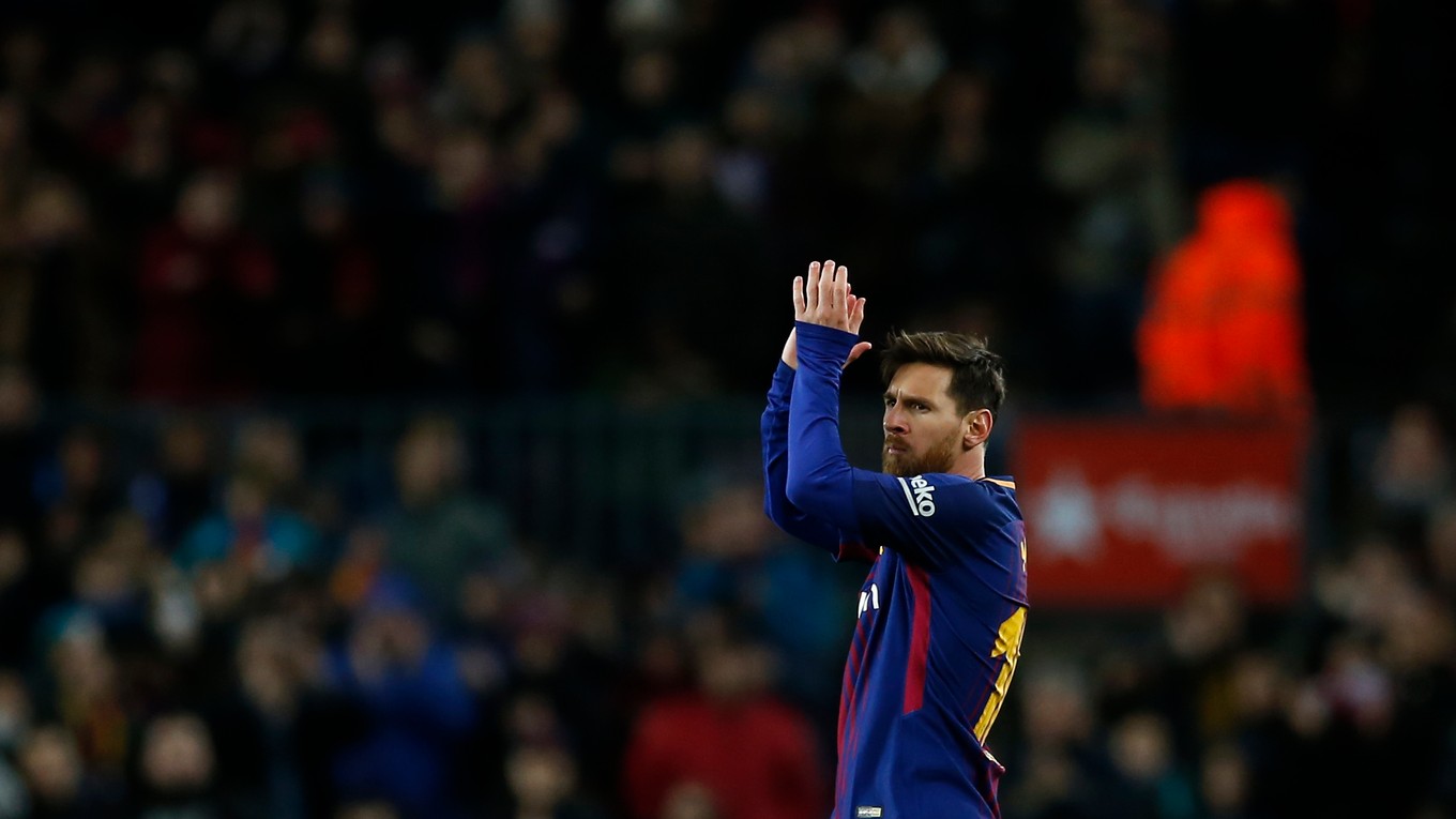 Lionel Messi tlieska počas zápasu.