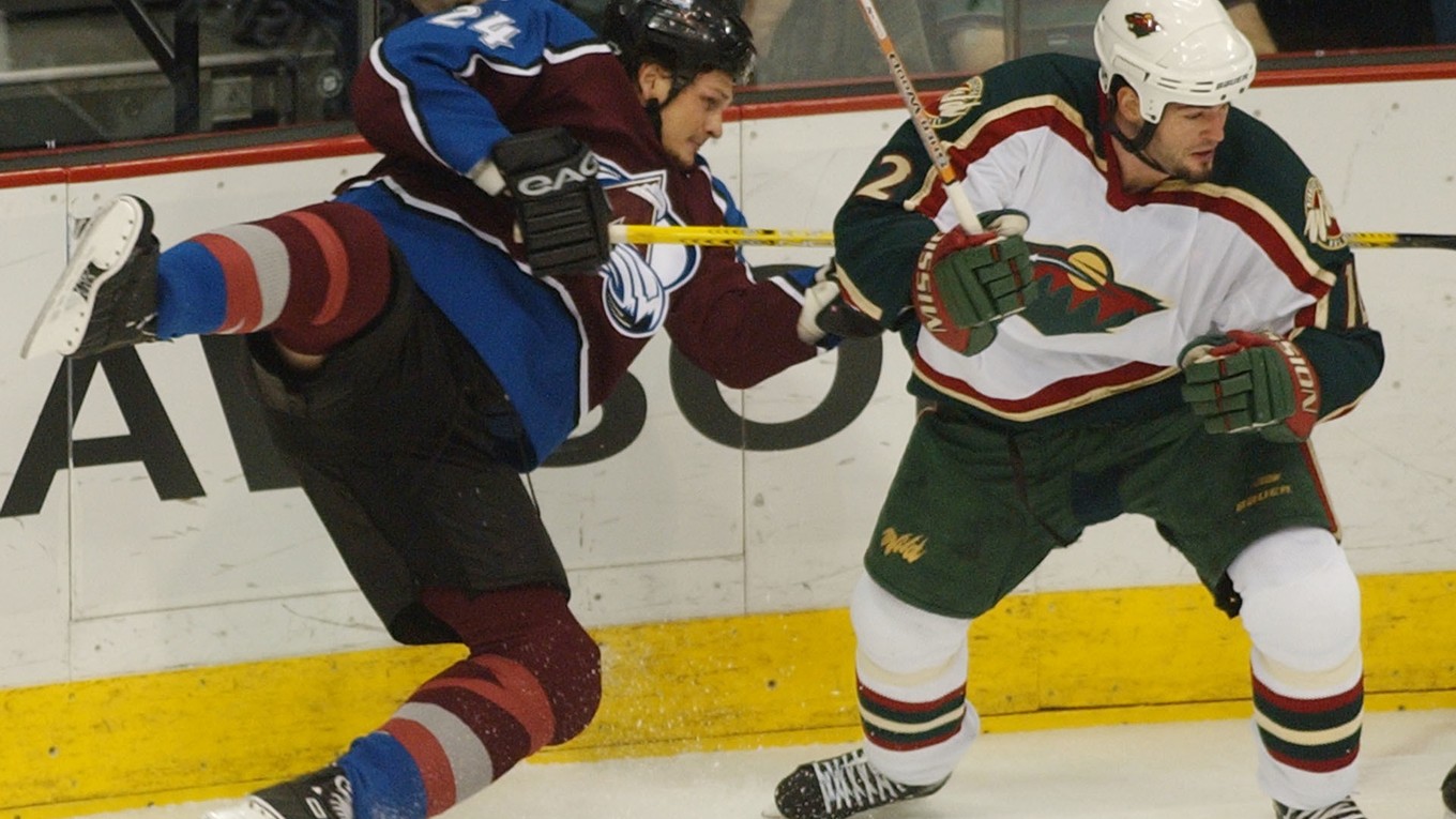 Matt Johnson (vpravo) patrik v NHL k tvrdým chlapíkom.