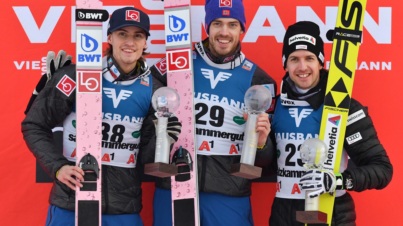 Víťazom sobotňajších pretekov Svetového pohára v letoch na lyžiach sa stal Nór Andreas Stjernen (v strede).