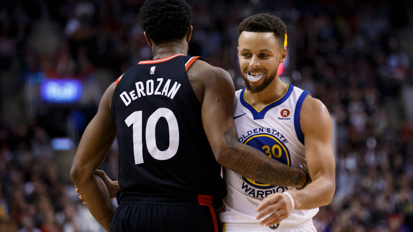 Stephen Curry (vpravo) sa vrátil do zostavy Golden State, DeRozan (vľavo) hviezdil v drese Toronta.
