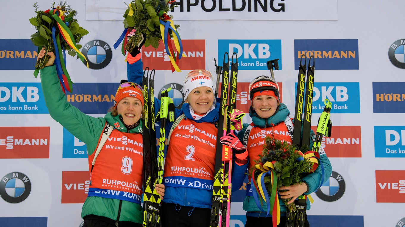 Kaisa Mäkäräinenová (uprostred) vyhrala preteky s hromadným štartom, vľavo druhá Nemka Laura Dahlmeierová a vpravo tretia Češka Veronika Vítková.