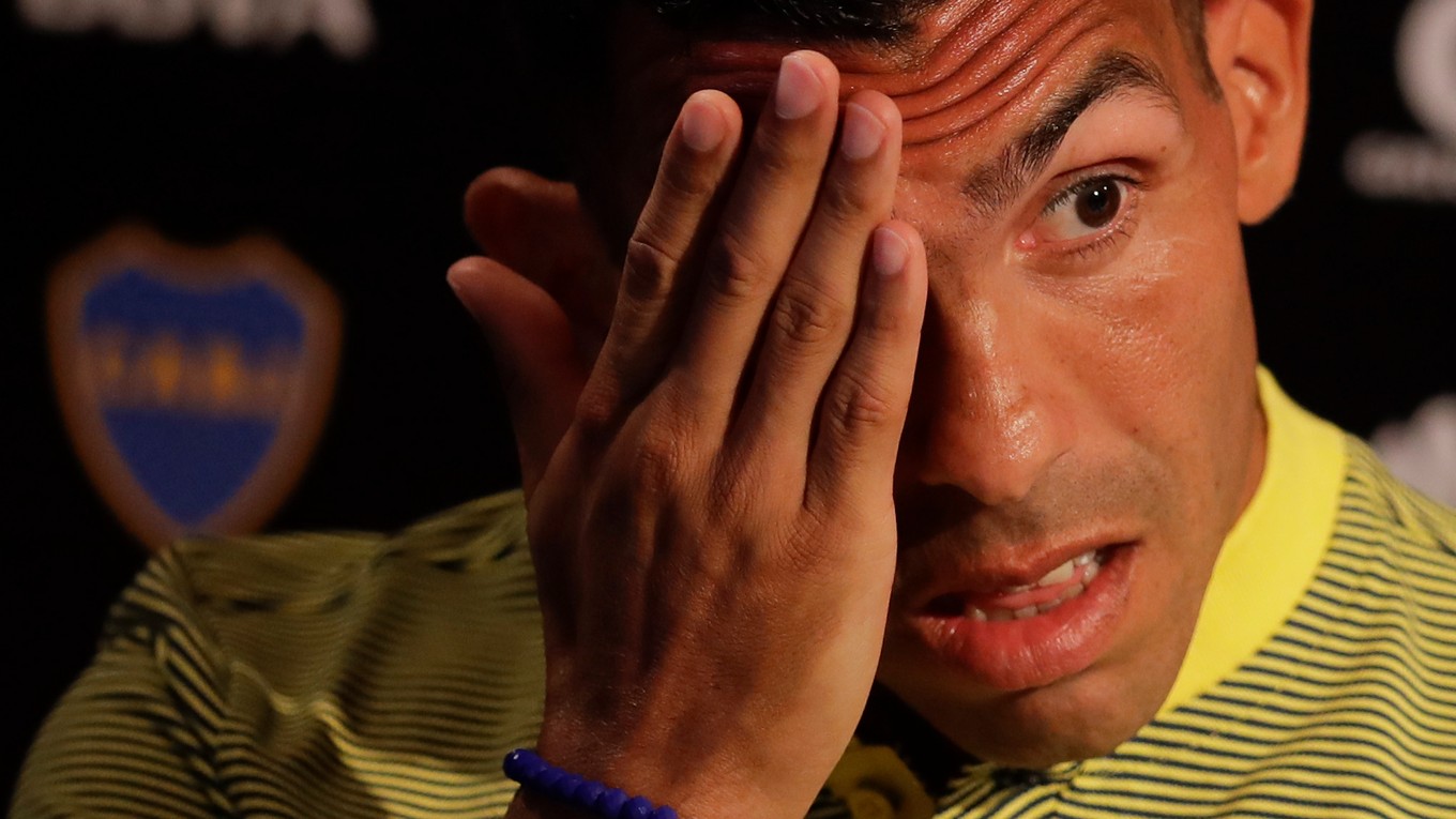 Carlos Tevez sa vrátil do Argentíny po neúspešnom pôsobení v Číne.