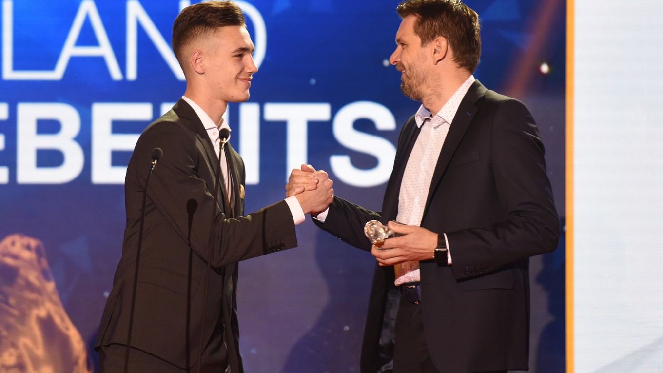 Asistent trénera slovenskej seniorskej reprezentácie Štefan Tarkovič odovzdáva ocenenie Talent roka v kategórii mladší dorast Rolandovi Gerebenitsovi.