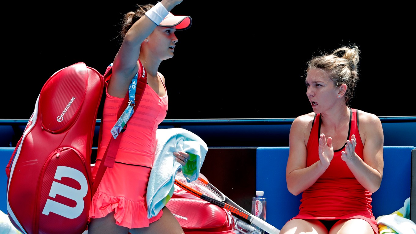 Simona Halepová (vpravo) tlieska odchádzajúcej Lauren Davisovej.