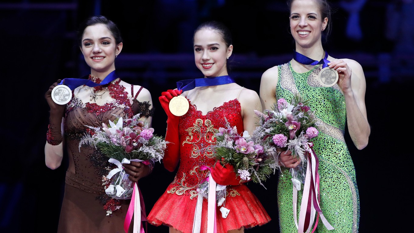 Zľava Jevgenija Medvedevová, Alina Zagitovová a Carolina Kostnerová.