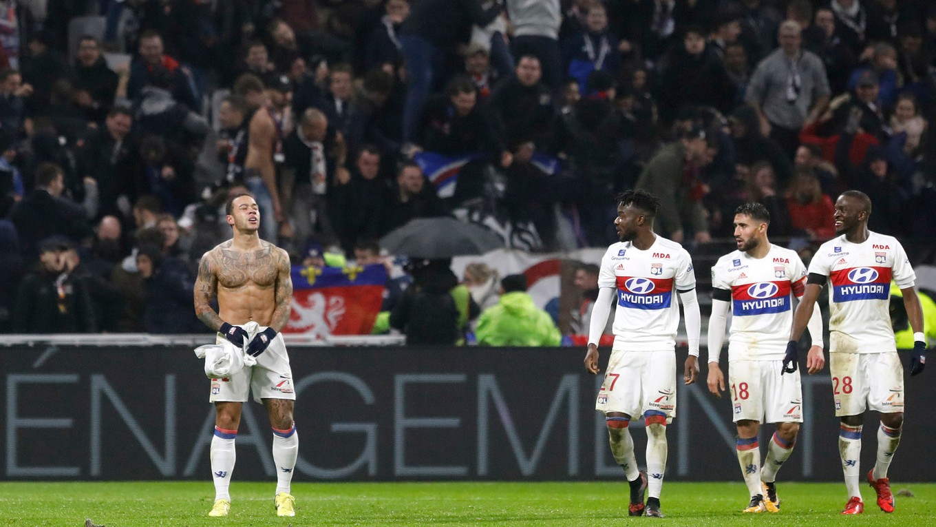 Memphis Depay (vľavo) oslavuje víťazný gól Lyonu.