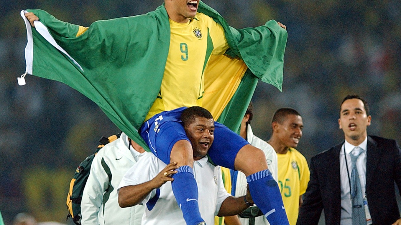 Ronaldo (v žltom drese) na MS 2002 v Ázii zaujal netradičným zostrihom.