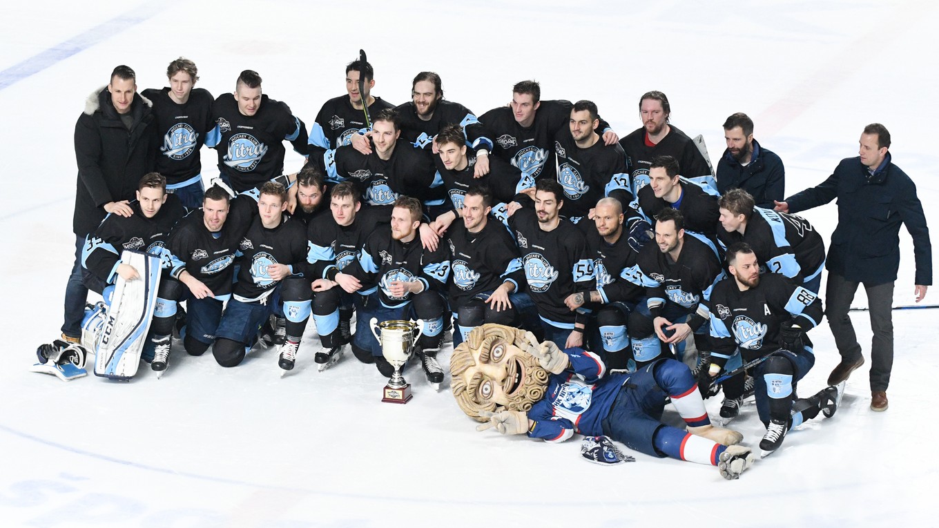 Hokejisti Nitry sa radujú z víťazstva.